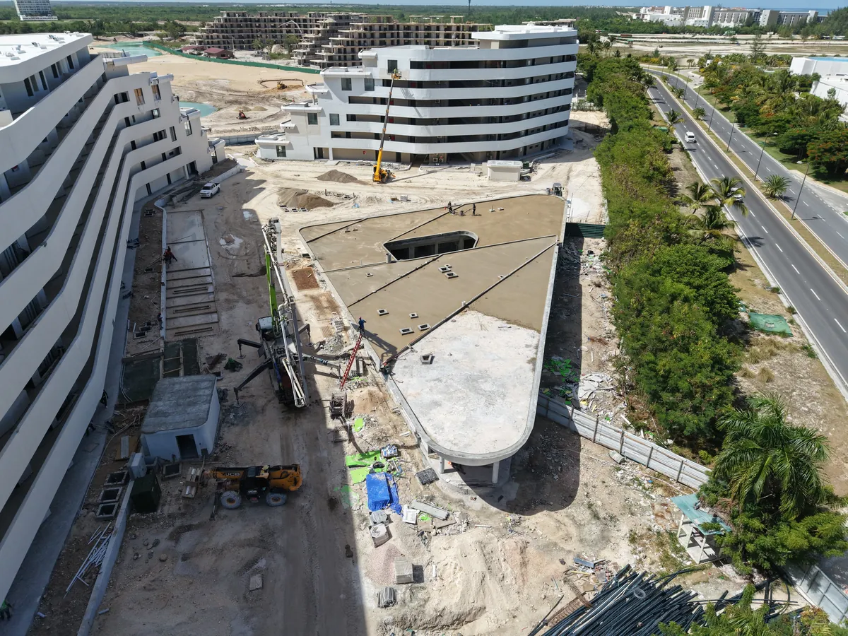 Vaciado de losa de techo visto desde el drone durante una visita de supervisión