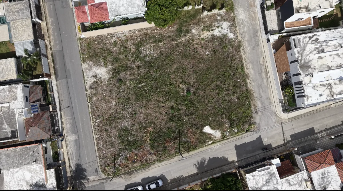 Vista aérea cenital de un terreno en venta en Residencial Anamelia