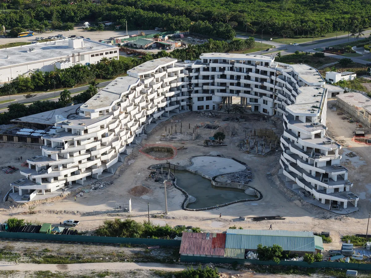 Proyecto en Cap Cana en enero: cimentación y primeras columnas visibles desde el aire