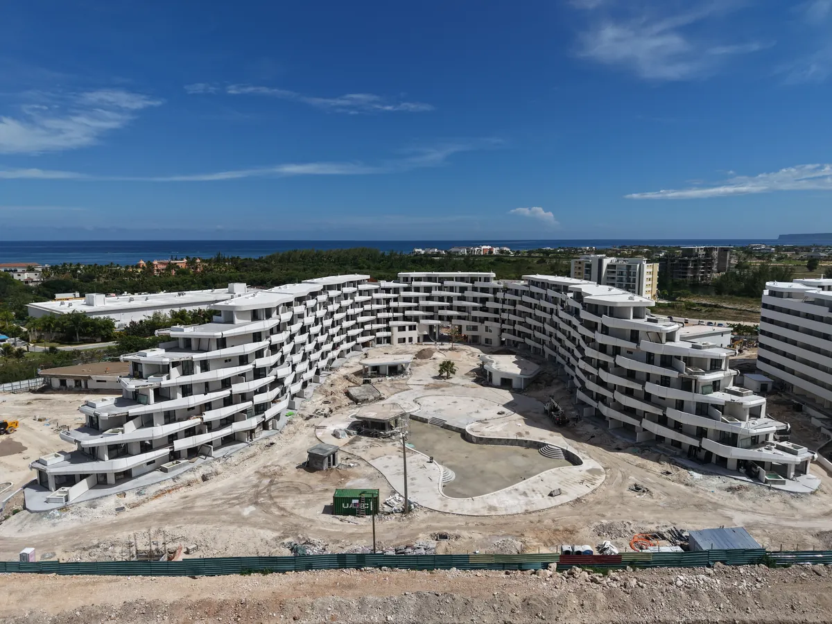 Proyecto en Cap Cana en julio: estructura de varios niveles ya levantada, mismo ángulo aéreo